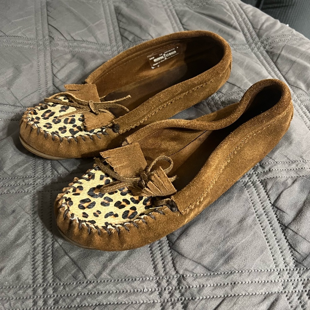 Minnetonka Women's Leopard Kilty Moccasin